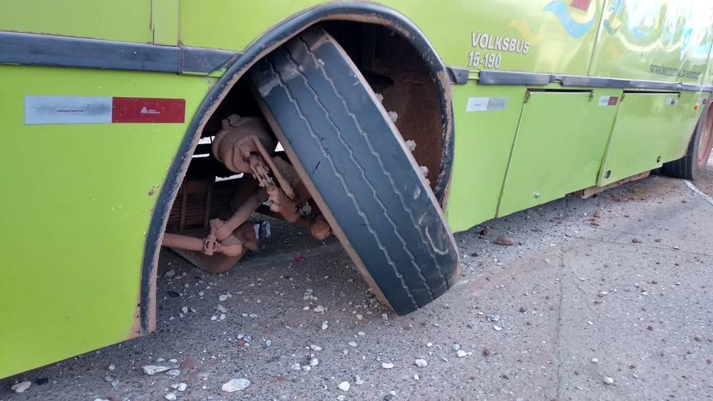 BURAQUEIRA- Ônibus quebra uma das rodas e invade calçada em São Luís