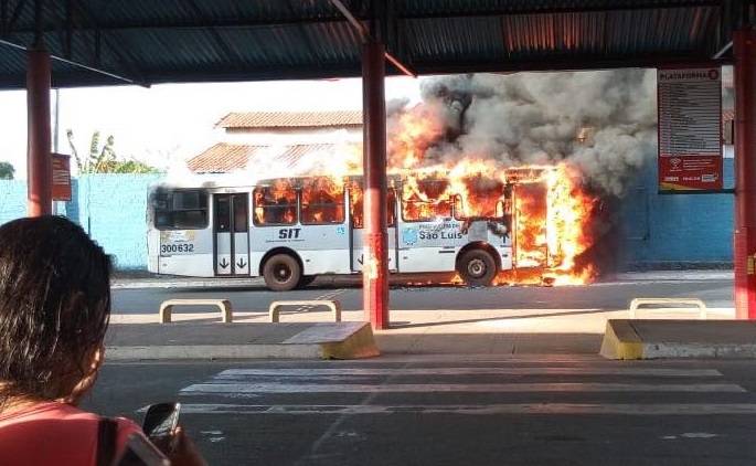 Ônibus pega fogo dentro de terminal em São Luís