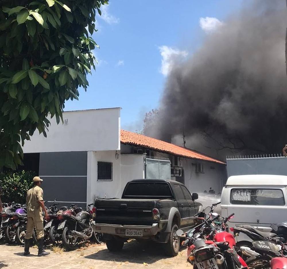 Incêndio atinge veículos apreendidos em pátio de delegacia em São Luís