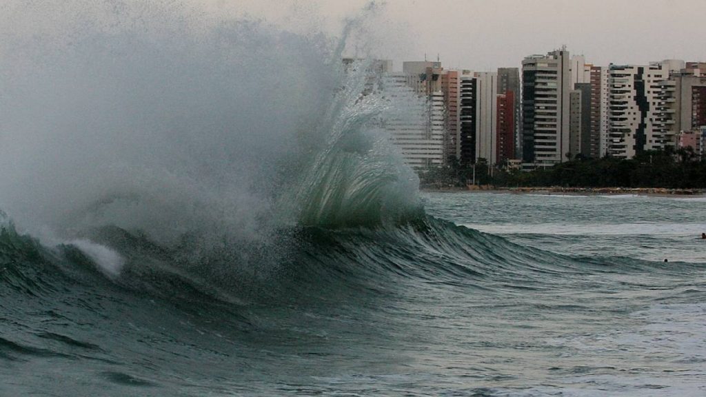 Marinha emite aviso e ondas podem chegar até 2,5 metros no litoral maranhense
