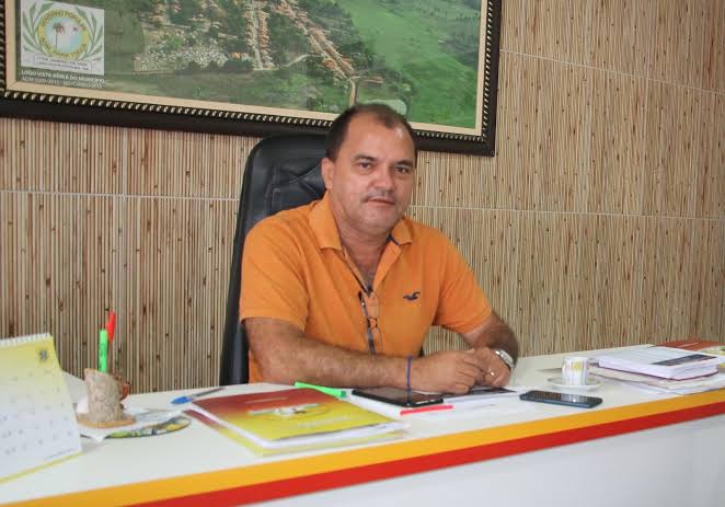 Justiça determina que prefeito de Lago dos Rodrigues reintegre 22 servidores e pague salários retroativos