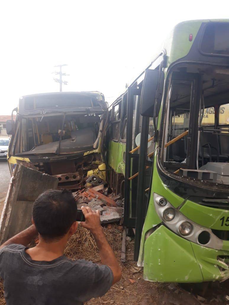 Acidente envolvendo dois ônibus deixa motorista preso às ferragens em São Luís