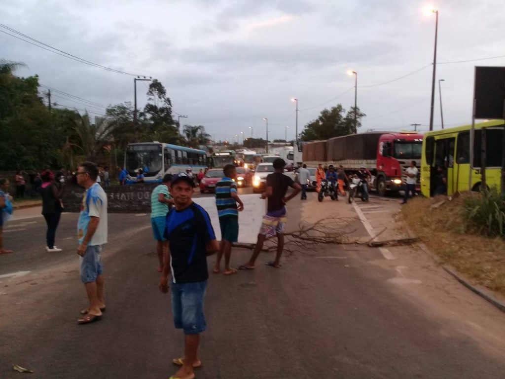 Moradores da zona rural reivindicam melhorias e interditam a BR-135 em São Luís