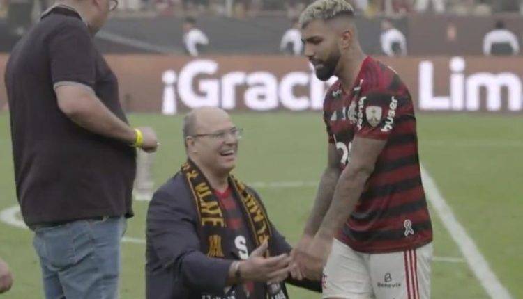 Witzel governador do Rio se ajoelha após vitória do Flamengo e Gabigol o ignora