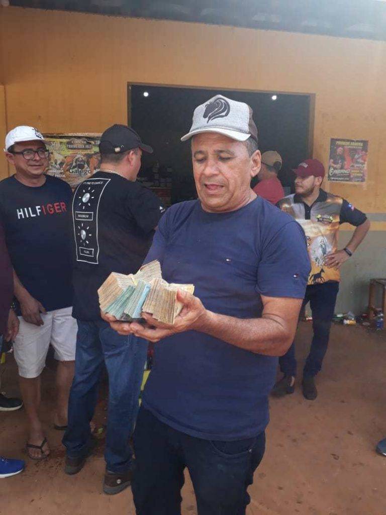 Cunhado da primeira-dama de Mirador exibe pacotes de dinheiro no MA