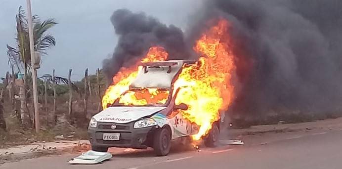 População revoltada ateia fogo em ambulância de Tutóia após atropelamento