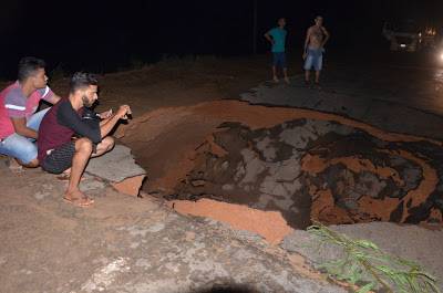 Após forte chuva trecho da BR-222 rompe em Buriticupu (MA)