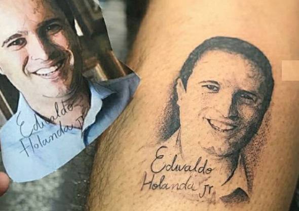 Homem faz tatuagem com o rosto do prefeito de São Luís