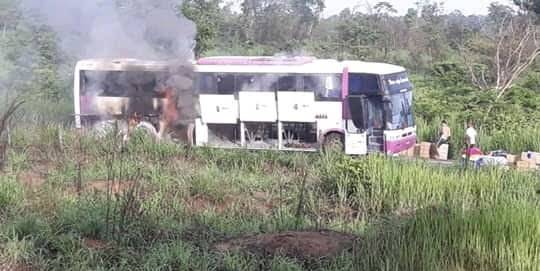 Ônibus pega fogo dentro da reserva indígena Cana Brava entre Grajaú e Barra do Corda