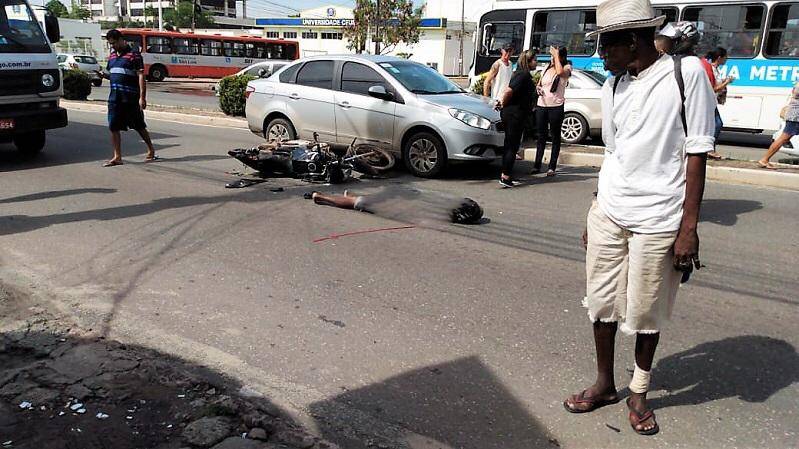 Motoqueiro morre esmagado por caminhão na Jerônimo de Albuquerque na capital