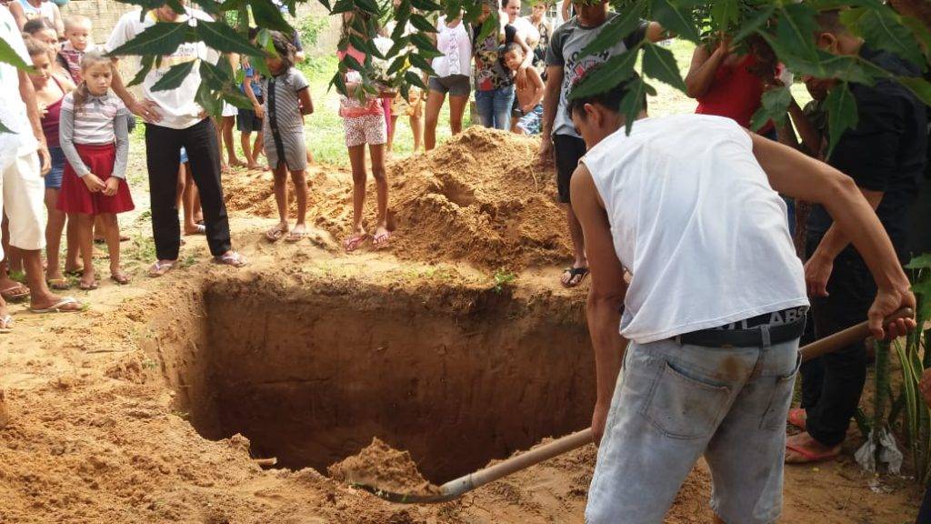 Mulher é desenterrada após suspeita de ter sido enterrada viva no MA