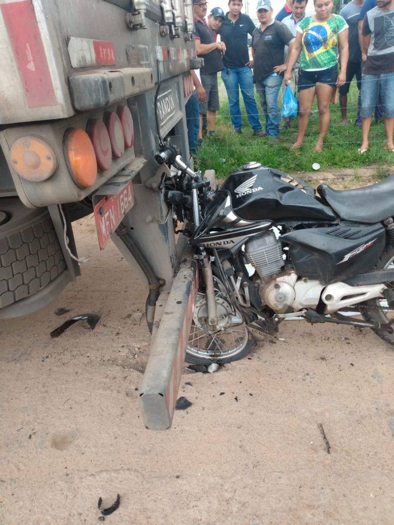 Motociclista sem CNH morre ao colidir em traseira de caminhão