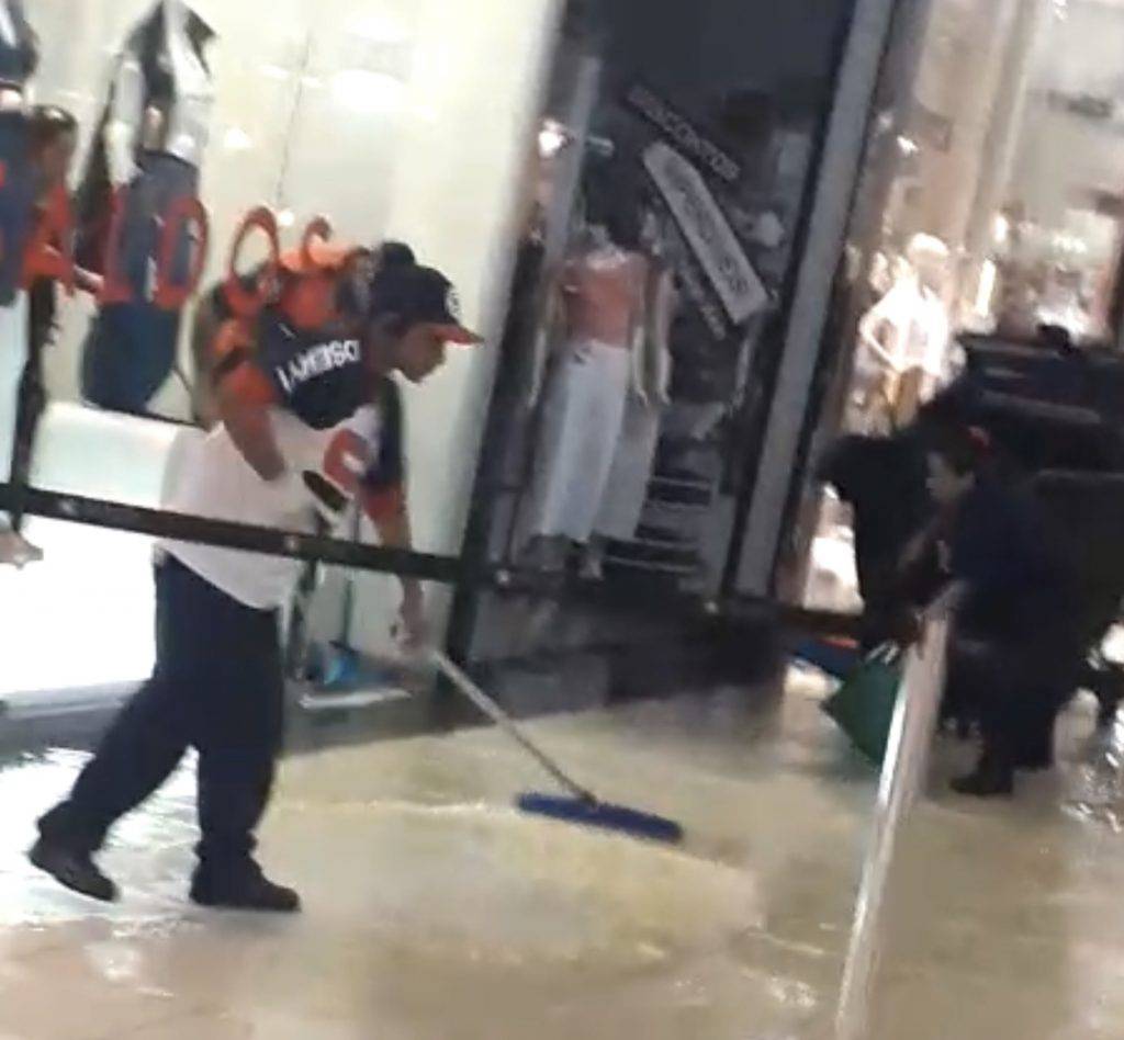 Loja é inundada por grande quantidade de água no São Luís Shopping na capital
