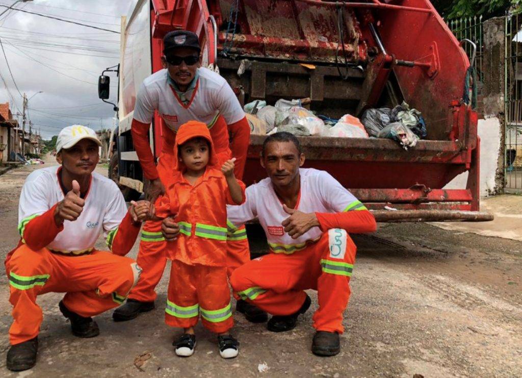 Fã do caminhão do lixo, menino de três anos se veste de gari e ajuda na coleta no Maranhão