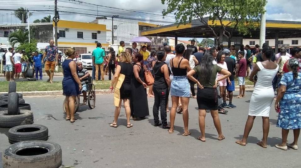 Familiares de jovem morto em operação da PM fecham avenida em São Luís (MA)