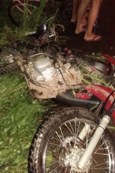 Motocicleta com três ocupantes bate de frente com caminhonete em Itapecuru Mirim (MA)