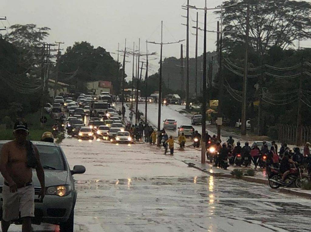 Chuva causa inundações em Imperatriz e Santa Inês no MA