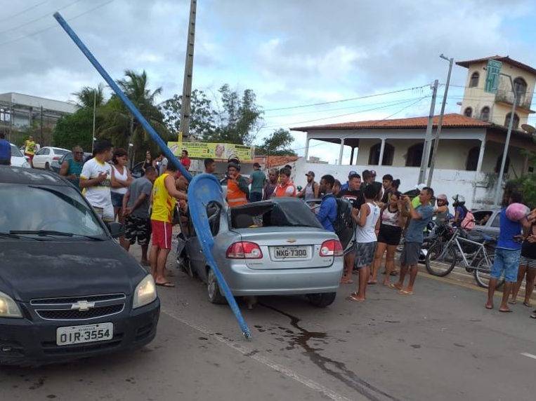 Carro é esmagado por poste após acidente em São Luís (MA)