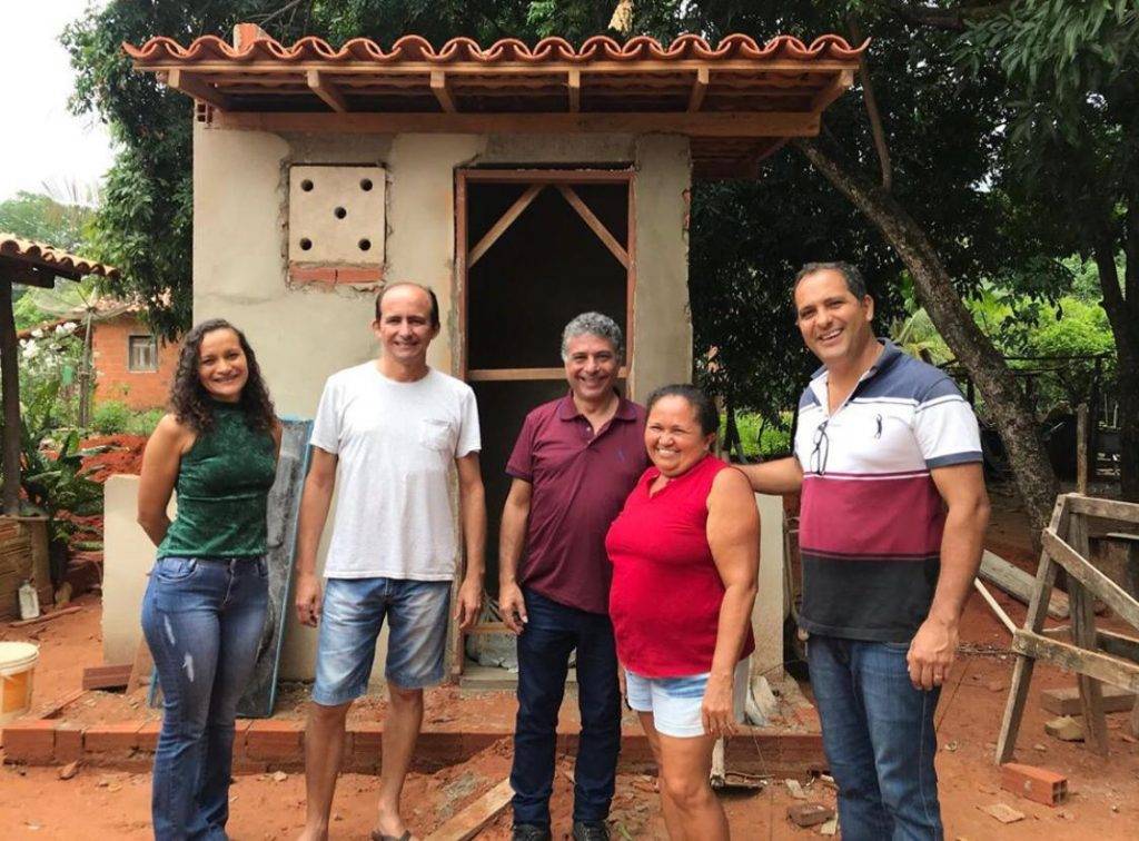 Prefeito de Montes Altos vistoria a implantação de 30 kits sanitários no município