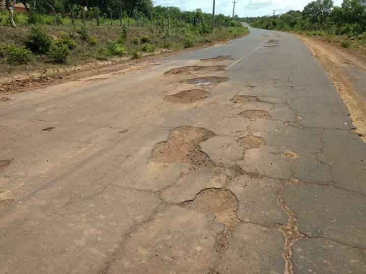Tomada por buracos, MA-375 causa prejuízos a motoristas entre São Raimundo das Mangabeiras e Sambaíba