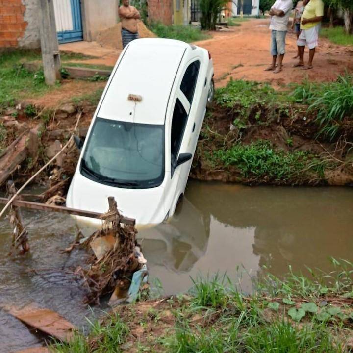 Sem ponte, táxi cai dentro de riacho em Imperatriz (MA)