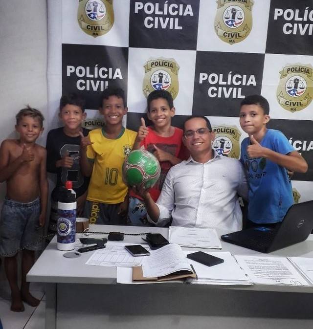 Crianças que tiveram bola confiscada por vizinha ganham terreno para jogar futebol