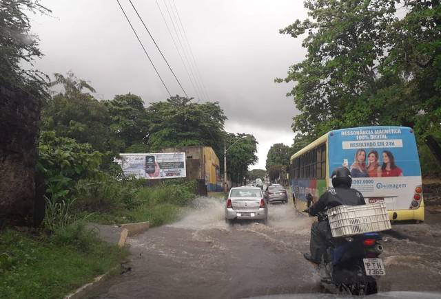 São Luís tem alagamentos, trânsito lento e semáforos apagados após chuva de sábado