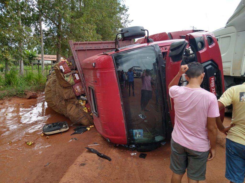 Ao cair em buraco, caminhão tomba na BR-316 no Maranhão