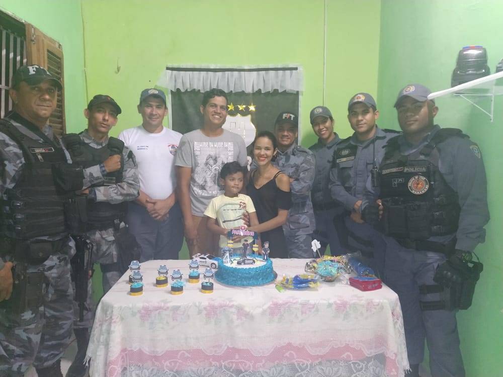 Policiais Militares fazem festa de aniversário para criança autista fã da PM no MA