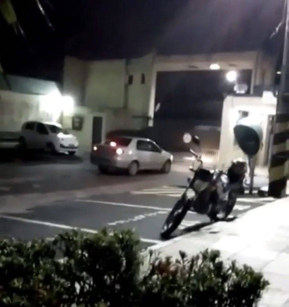 VÍDEO: Após agredir esposa, homem derruba portão de condomínio com carro e foge na capital
