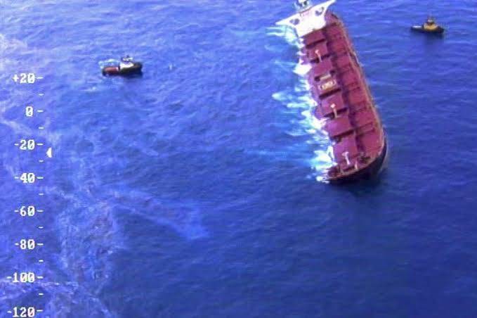 Ibama encontra óleo ao redor de navio encalhado no Maranhão