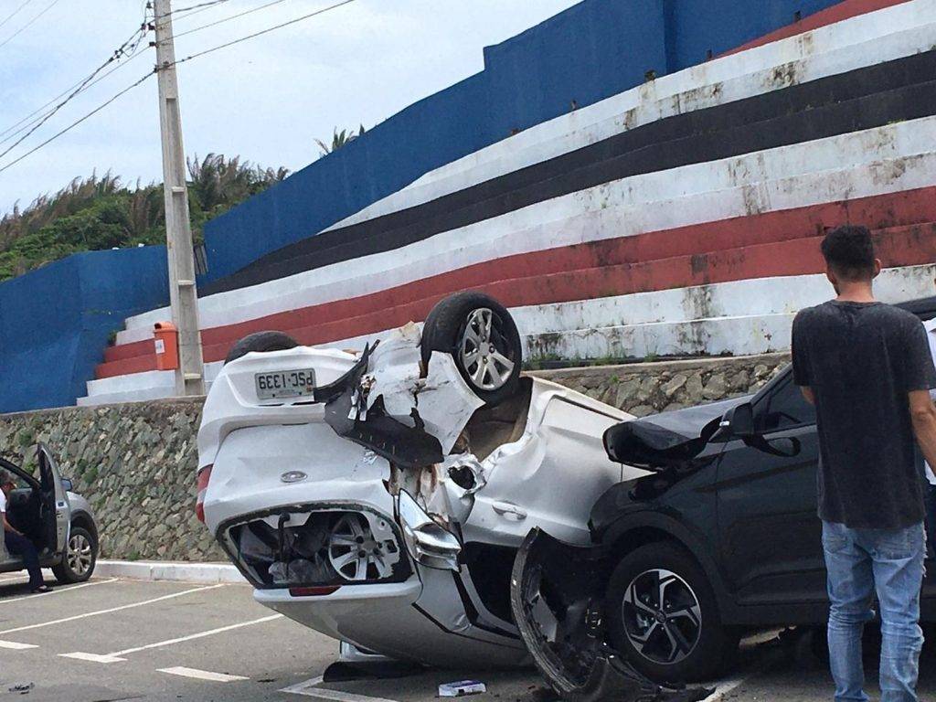 Carro capota após colisão com outro veículo na Avenida Litorânea em São Luís