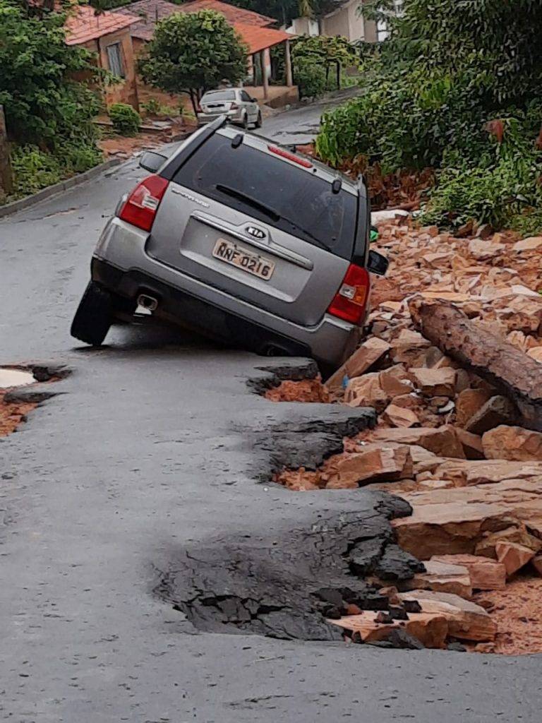 Cratera engole carro em rua asfaltada recentemente pela Prefeitura de Barra do Corda (MA)