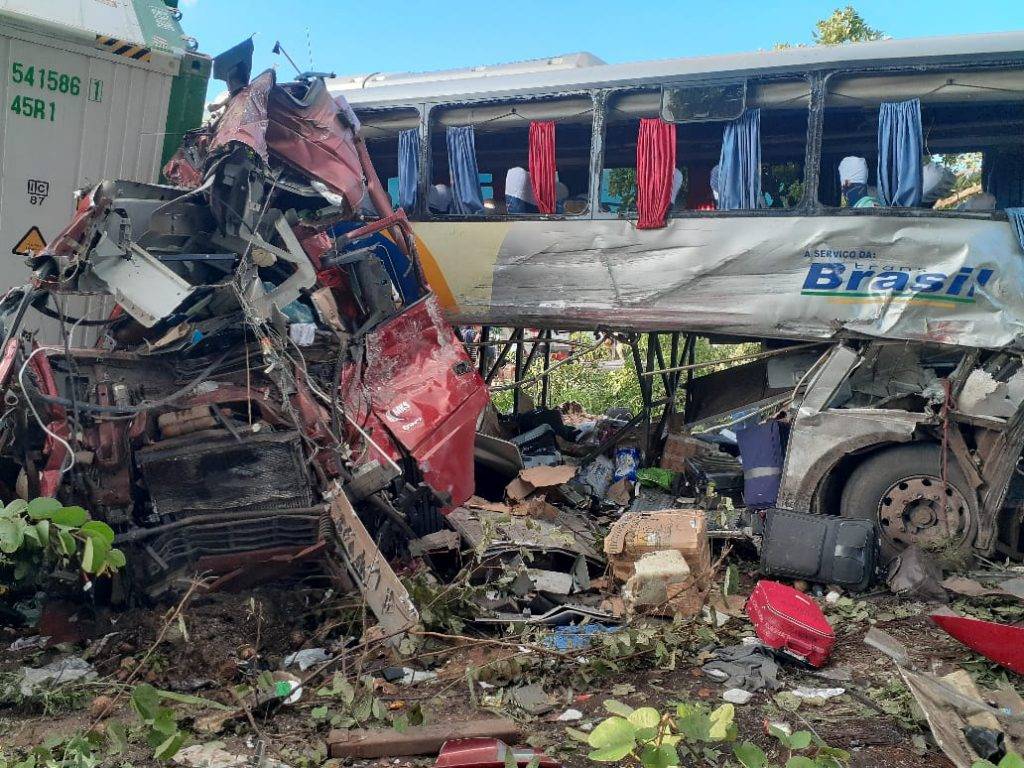 Ônibus que saiu do Maranhão se envolve em acidente no GO e deixa mortos e feridos