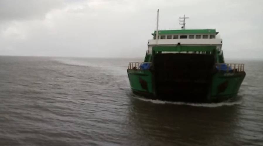 Ferrys boats colidem em alto mar no Maranhão
