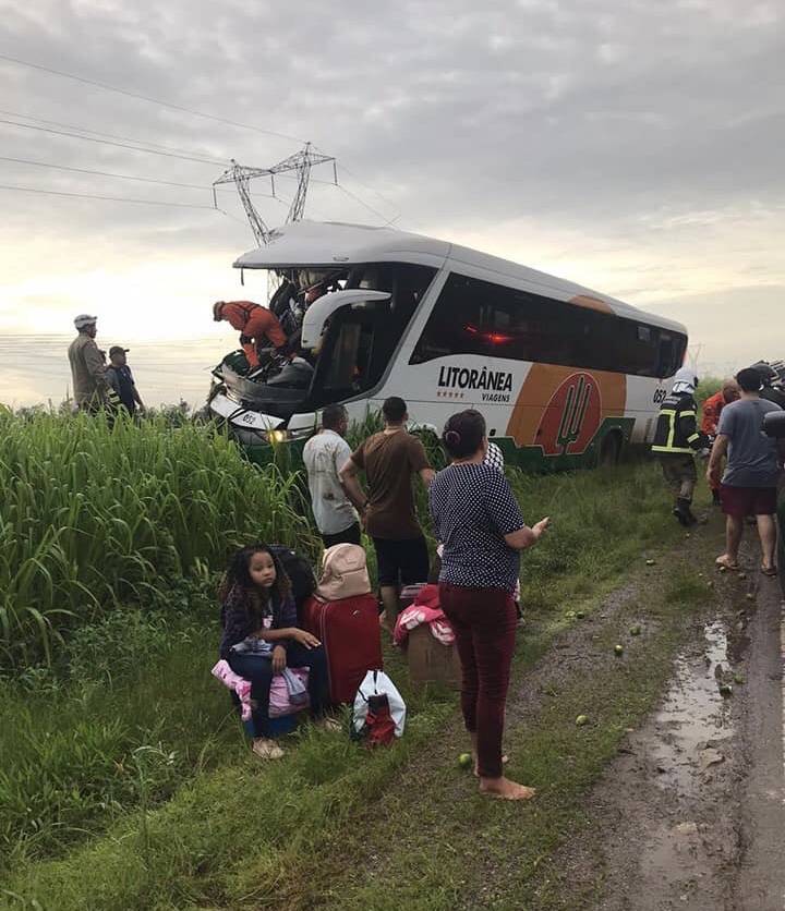 Ônibus fica com a frente destruída após colisão com caminhão na BR-135 no Maranhão