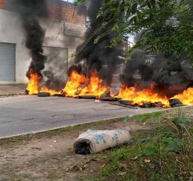 Moradores fecham avenida e pedem por saneamento básico em São Luís (MA)