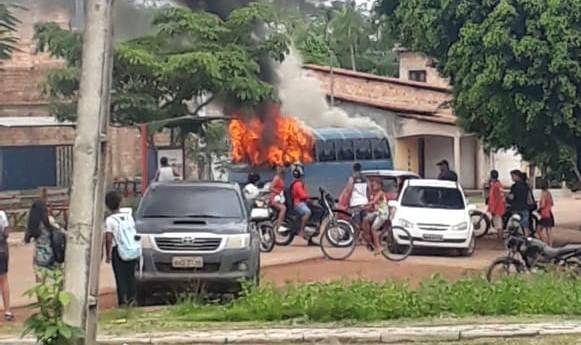 Após ser multado, motorista se revolta e ateia fogo no próprio veículo no Maranhão