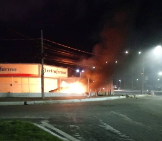 Carro pega fogo após passar direto na rotatória do Golden Shopping na capital