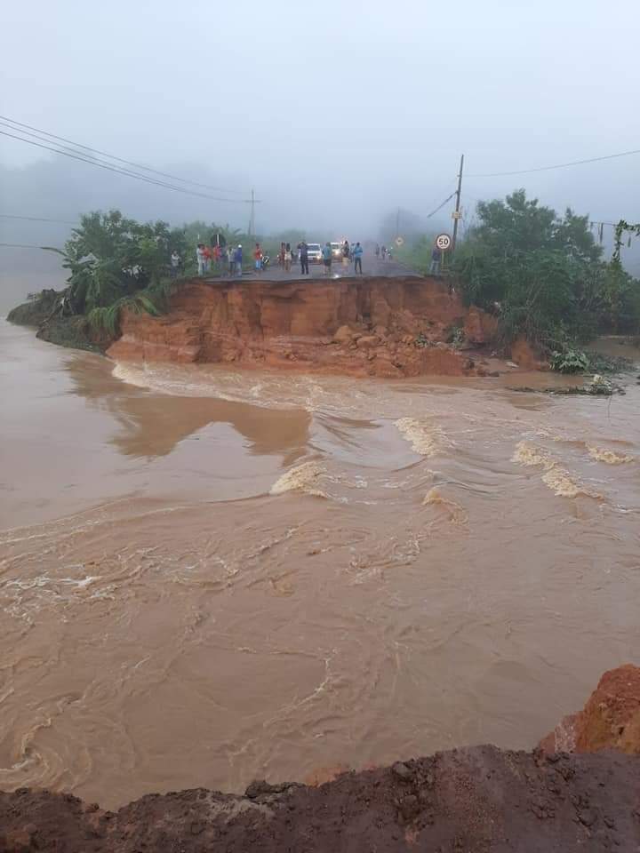 Asfalto cede e cratera de 80 metros se abre na BR-222 em Açailândia (MA)