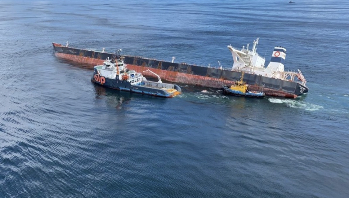 Termina a retirada do óleo de navio encalhado na costa do Maranhão