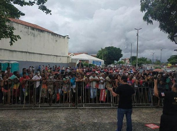 Governo do Maranhão suspende doação de cestas básicas após aglomeração