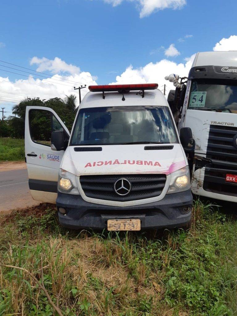 Duas pessoas ficam feridas após colisão entre ambulância e caçamba na BR-135