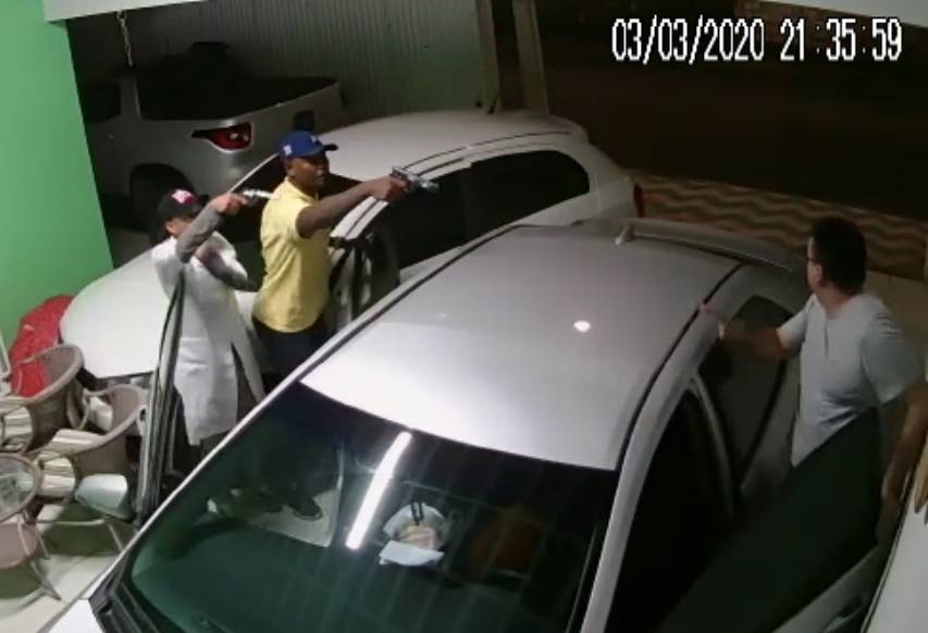 VÍDEO: Morador é surpreendido por bandidos ao entrar em casa e consegue escapar ileso