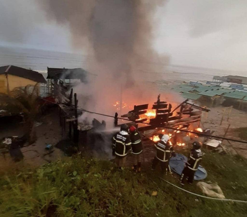 Bar é consumido pelo fogo na praia do Araçagy em São Luís