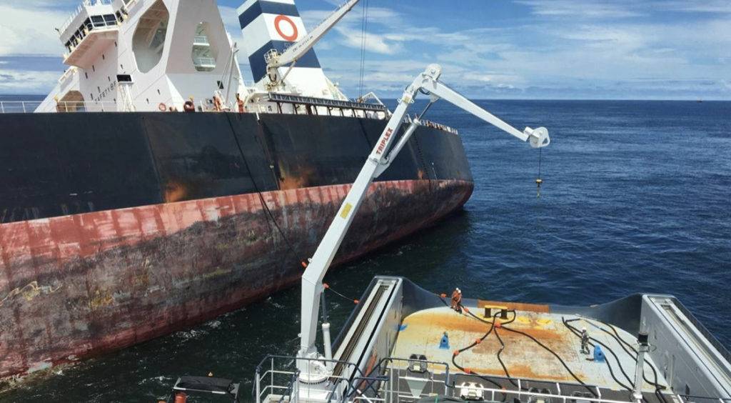 Iniciada operação de retirada de óleo do navio encalhado na costa do Maranhão