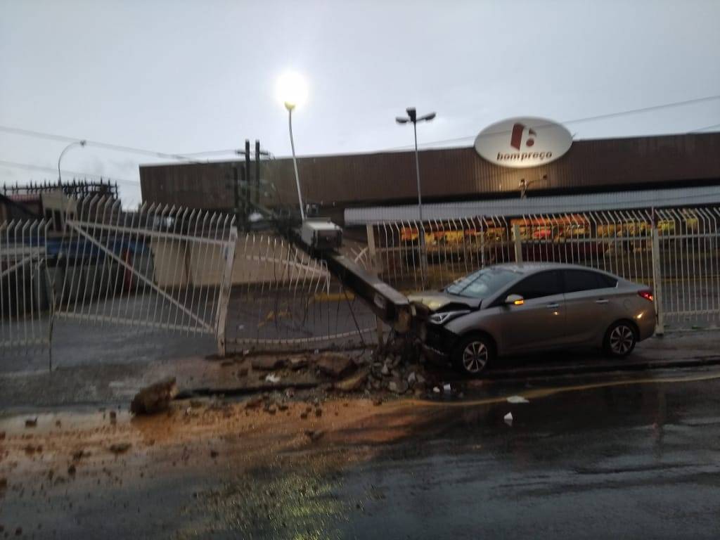 Carros derrubam postes em acidentes na madrugada em São Luís