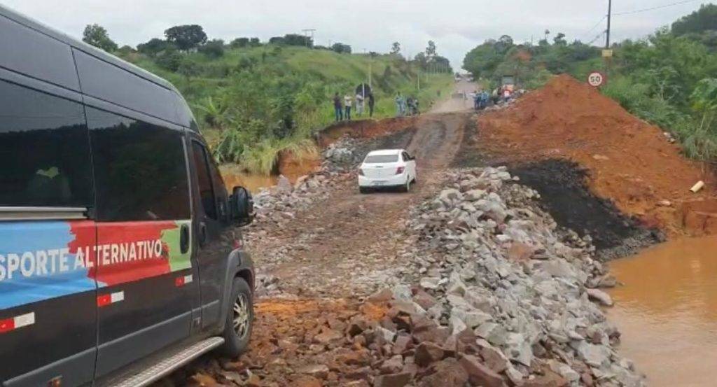 Trânsito é liberado em meia pista na BR-222 em Açailândia