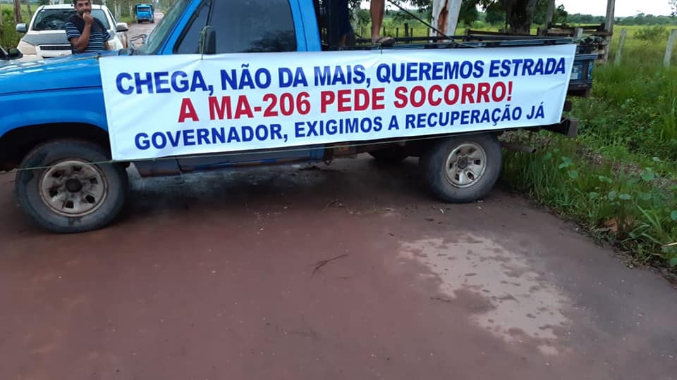 População fecha MA-206 e reclama das condições da estrada no Maranhão