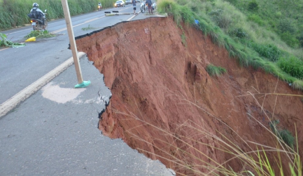 Fortes chuvas abre crateras em três rodovias que cortam o Maranhão